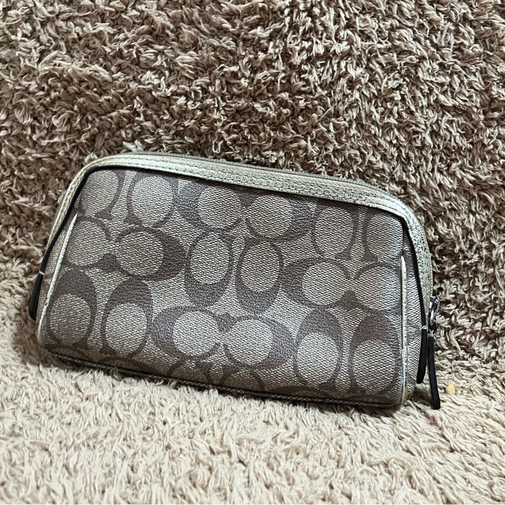 Coach mini poppy pouch - Picture 2 of 10
